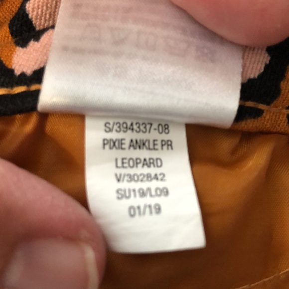 Old Navy Mid-Rise Printed Pixie Ankle Pants for Women's 2 leopard abstract EUC - Picture 12 of 14